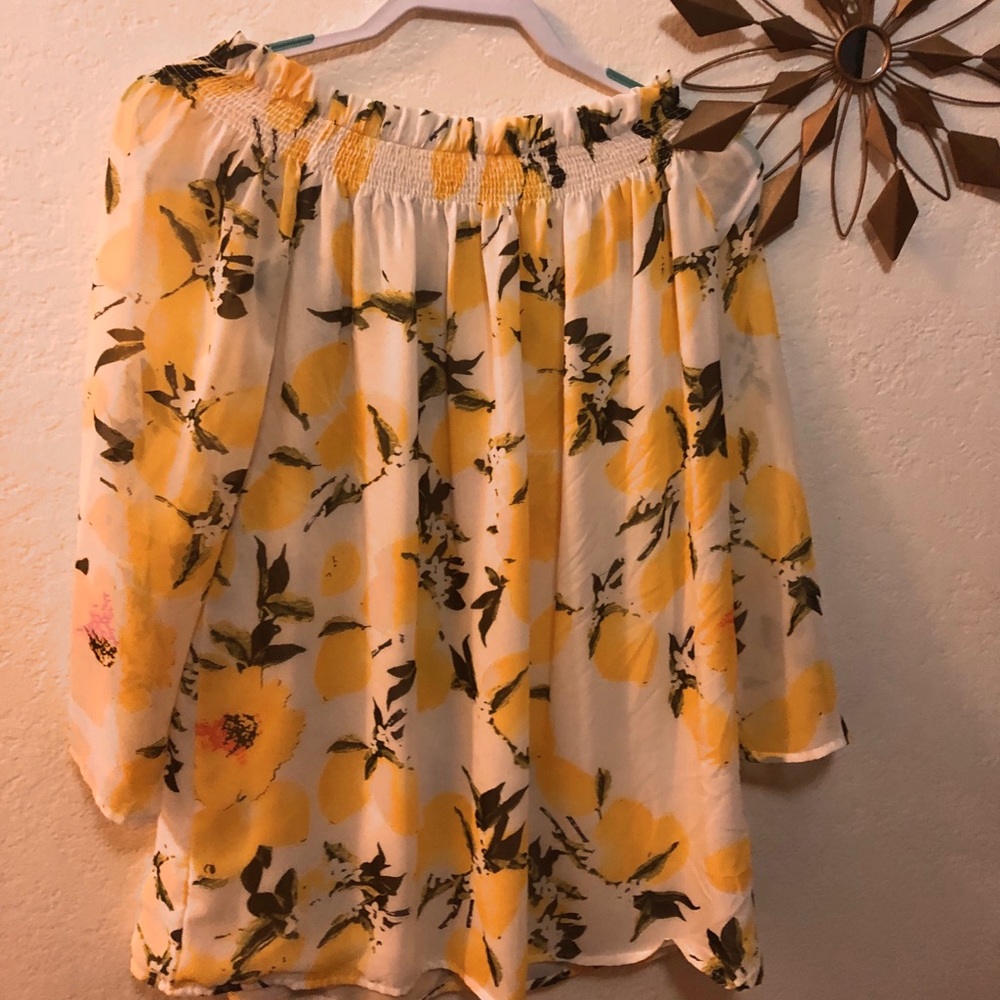 Off shoulders lemon dress